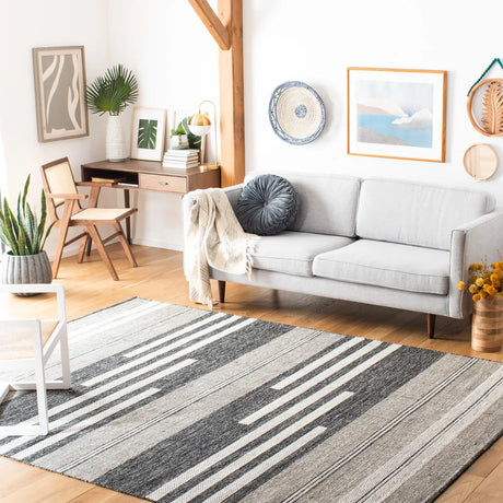 Safavieh Striped Kilim 6'-0" x 9'-0" Rug in Ivory / Black