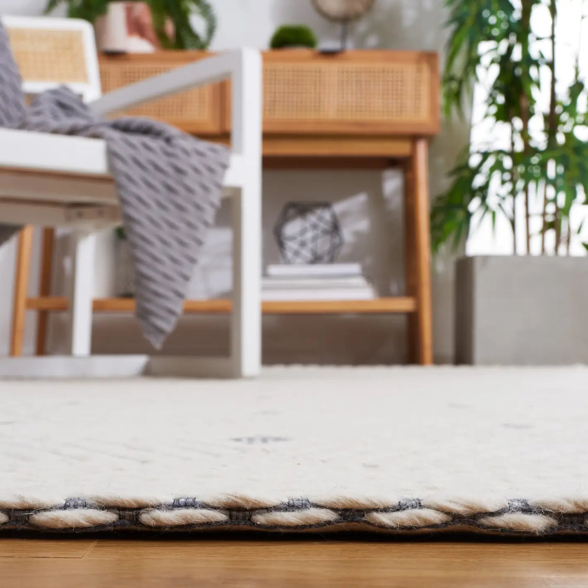 Safavieh Marbella 4'-0" x 6'-0" Rug in Ivory / Grey