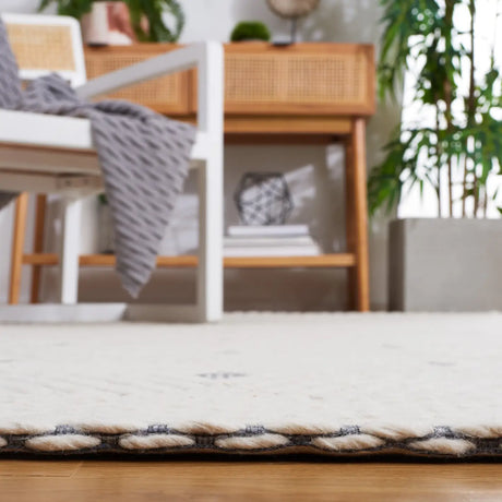 Safavieh Marbella 4'-0" x 6'-0" Rug in Ivory / Grey