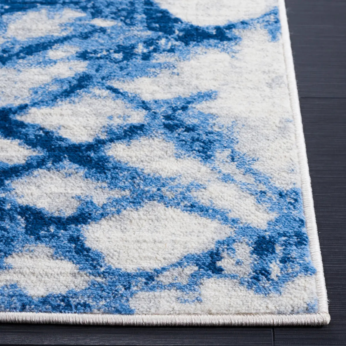 Safavieh Jasper 100 4'-0" x 6'-0" Rug in Navy / Ivory