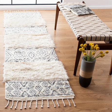 Safavieh Manhattan 2'-3" x 8'-0" Rug in Ivory / Grey