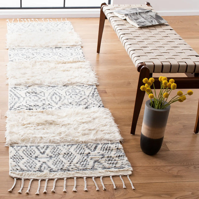 Safavieh Manhattan 2'-3" x 8'-0" Rug in Ivory / Grey
