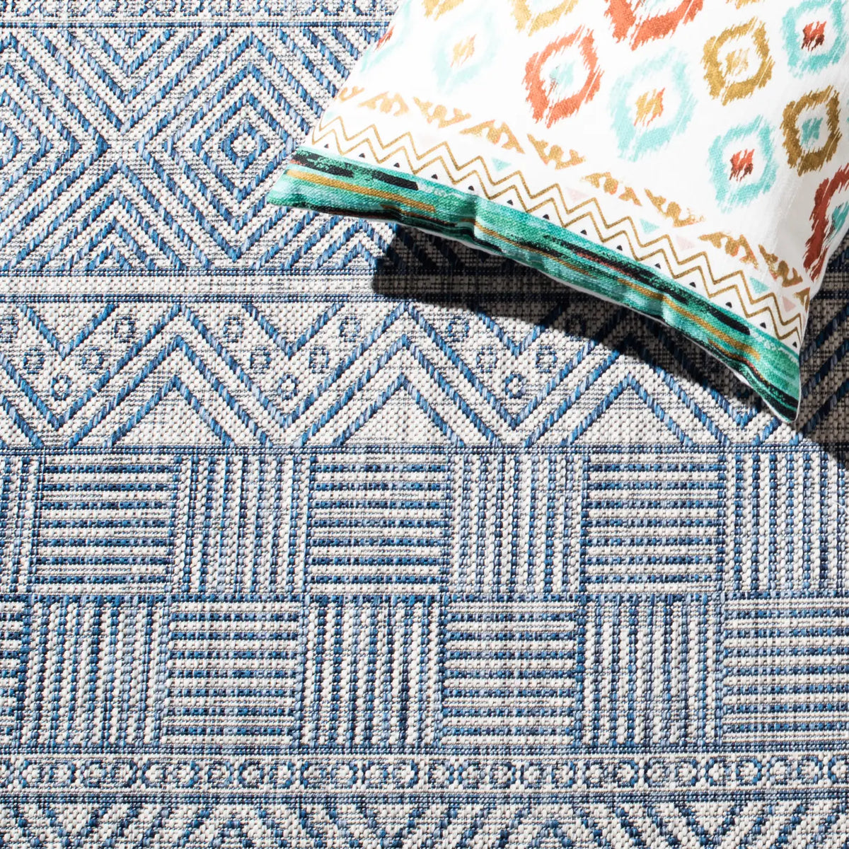 Safavieh Courtyard 4'-0" x 5'-7" Rug in Grey / Navy