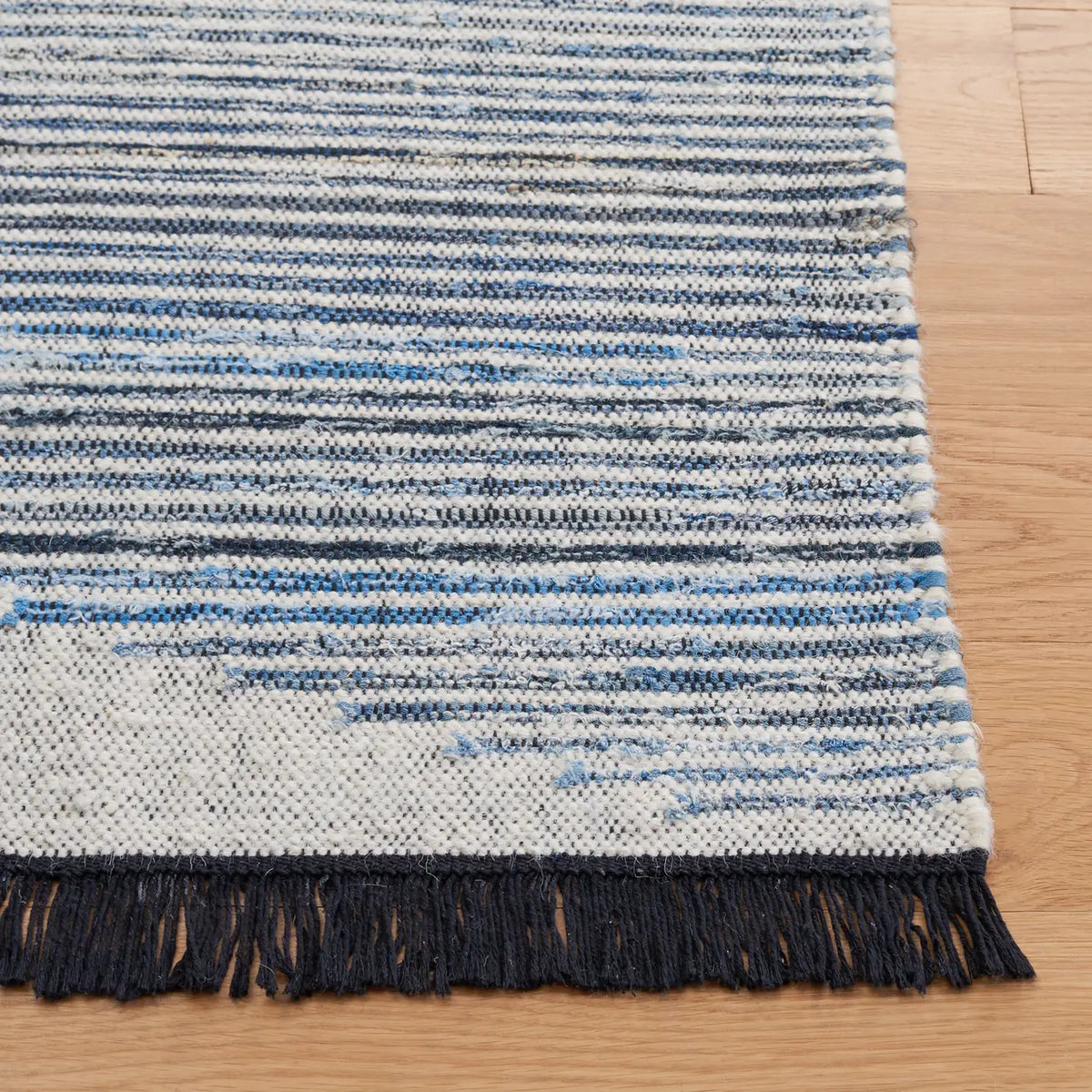 Safavieh Kilim 4'-0" x 6'-0" Rug in Blue / Ivory