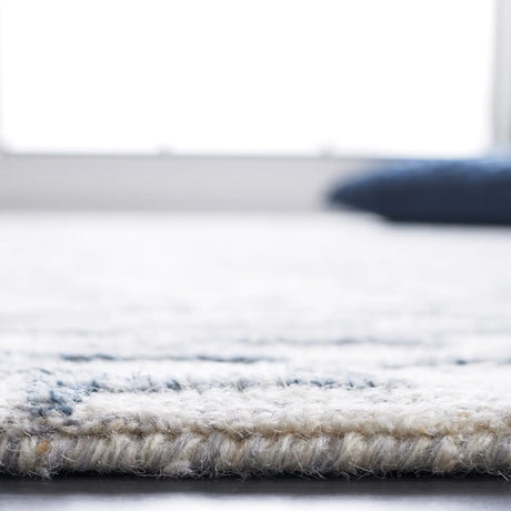 Safavieh Metro 4'-0" x 6'-0" Rug in Grey / Ivory