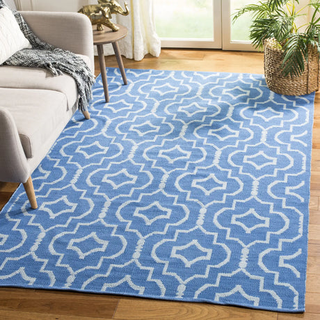 Safavieh Montauk 4'-0" x 6'-0" Rug in Blue / Ivory