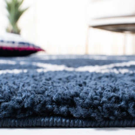 Safavieh August Shag 500 5'-5" x 7'-7" Rug in Navy / Ivory