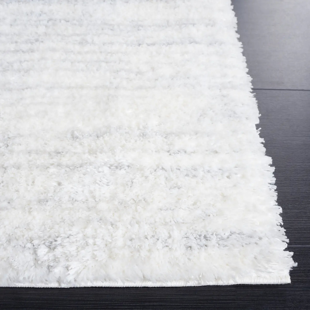 Safavieh Jasmine Shag 4'-0" x 6'-0" Rug in Ivory / Light Grey