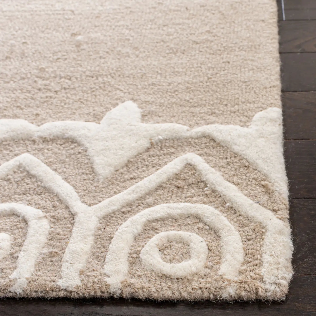 Safavieh Bella 6'-0" x 9'-0" Rug in Beige / Ivory