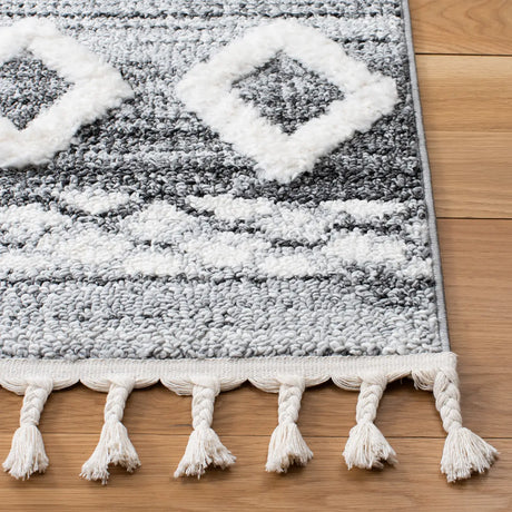 Safavieh Moroccan Tassel Shag 4'-0" x 6'-0" Rug in Grey / Ivory