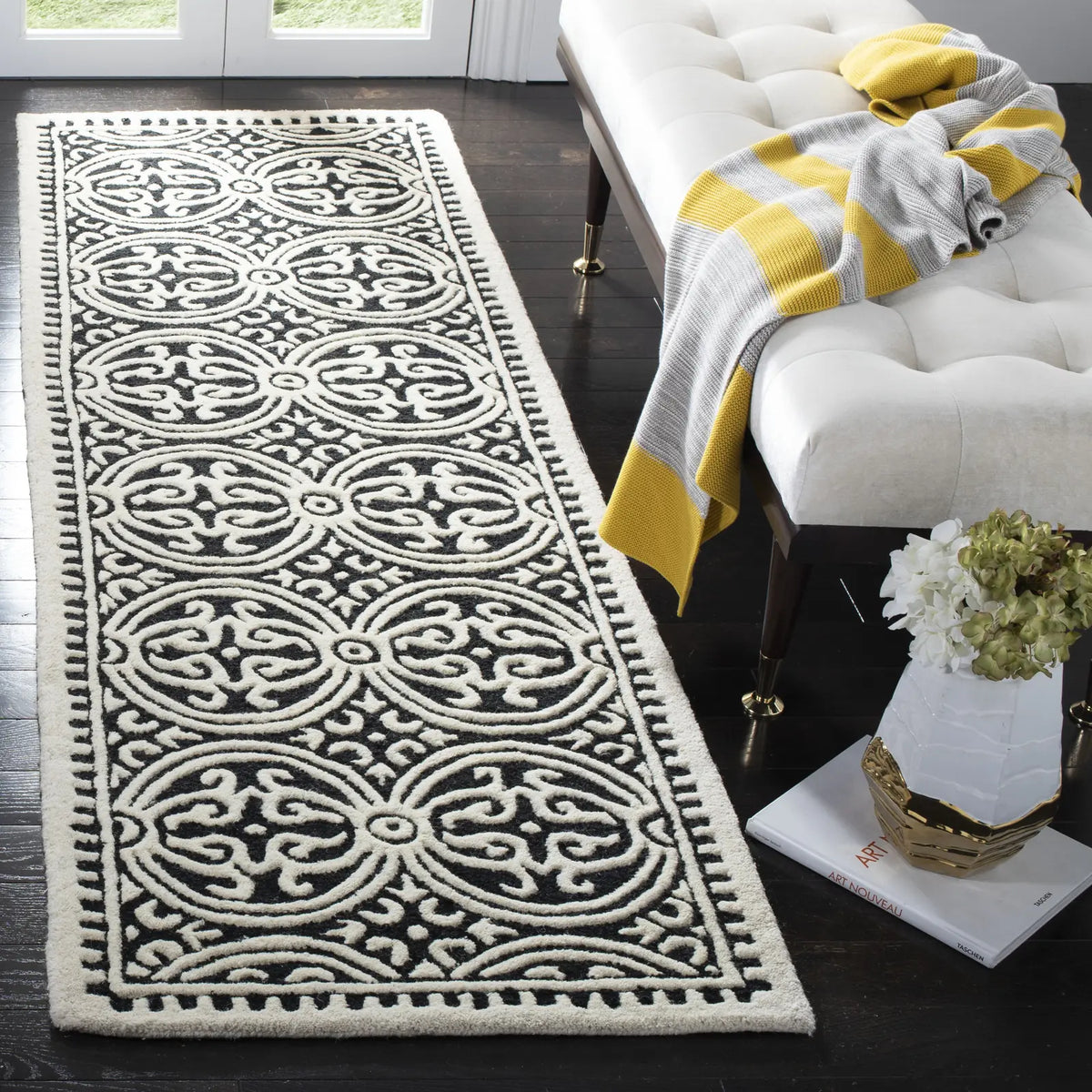 Safavieh Cambridge 2'-6" x 8'-0" Rug in Black / Ivory