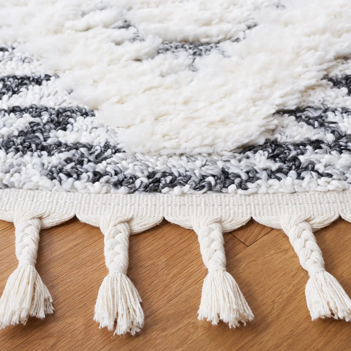 Safavieh Moroccan Tassel Shag 6'-7" x 6'-7" Rug in Ivory / Grey