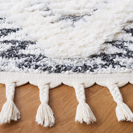 Safavieh Moroccan Tassel Shag 6'-7" x 6'-7" Rug in Ivory / Grey