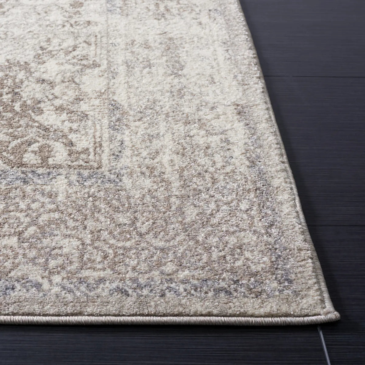 Safavieh Sofia 4'-0" x 5'-7" Rug in Ivory / Beige