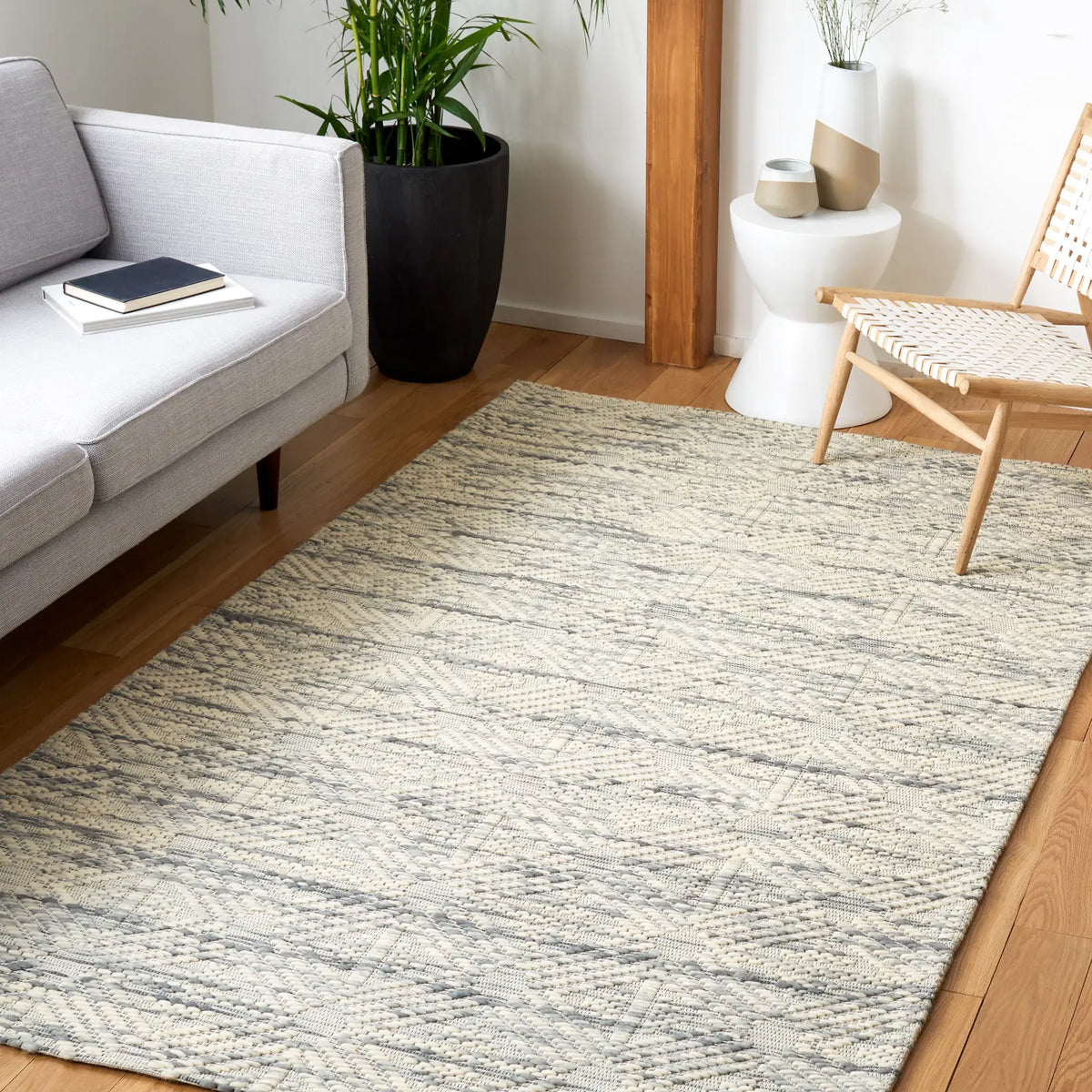 Safavieh Marbella 4'-0" x 6'-0" Rug in Dark Grey / Beige