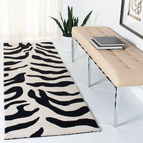Safavieh Soho 2'-6" x 8'-0" Rug in Beige / Black