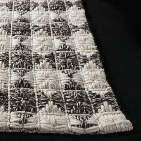 Safavieh Natura 5'-0" x 8'-0" Rug in Black / Ivory