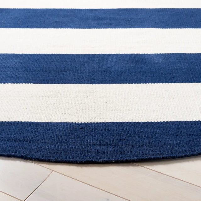 Safavieh Montauk 5'-0" x 5'-0" Rug in Navy / Ivory