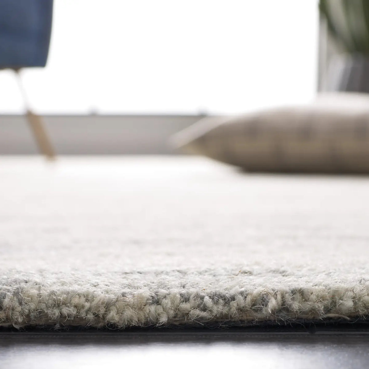 Safavieh Roslyn 4'-0" x 6'-0" Rug in Light Grey / Ivory