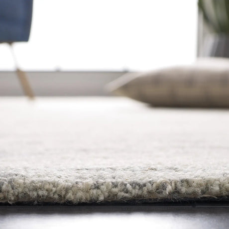 Safavieh Roslyn 4'-0" x 6'-0" Rug in Light Grey / Ivory