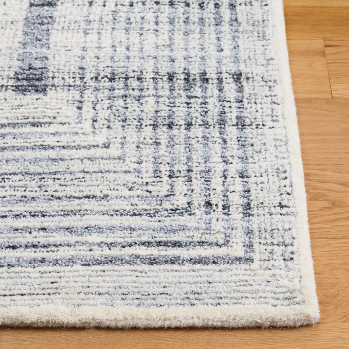 Safavieh Metro 4'-0" x 6'-0" Rug in Light Grey / Ivory