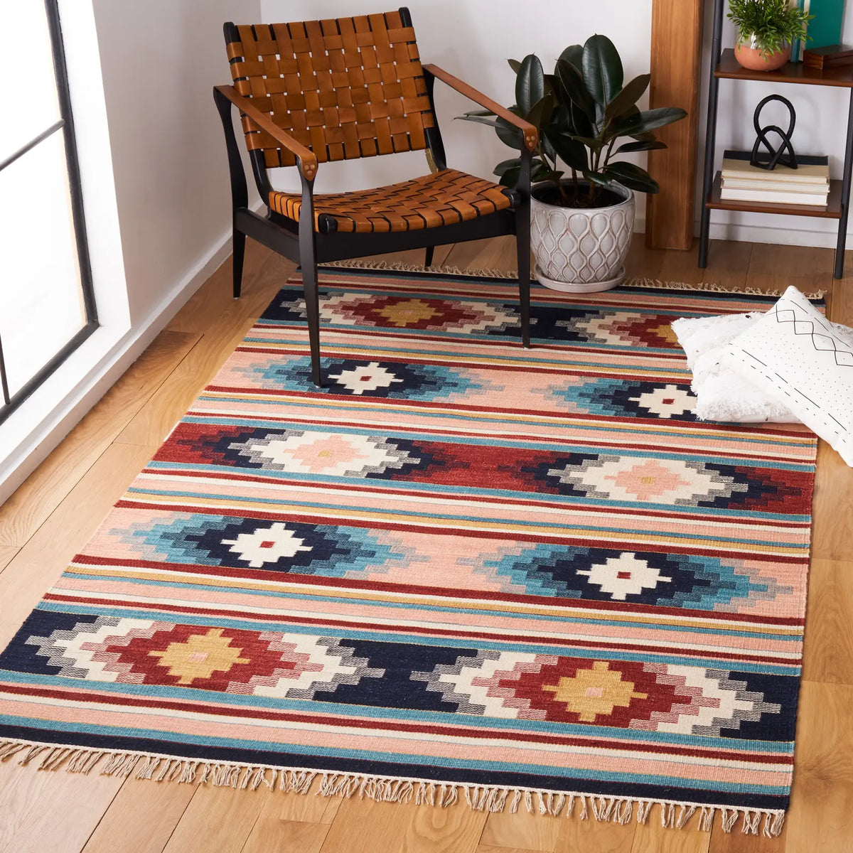 Safavieh Kilim 4'-0" x 6'-0" Rug in Light Pink / Blue