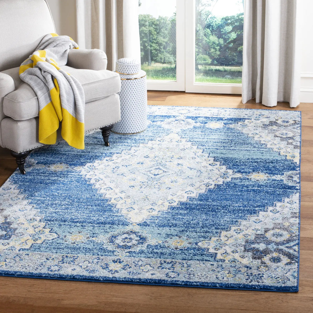 Safavieh Madison 4'-0" x 6'-0" Rug in Navy / Creme