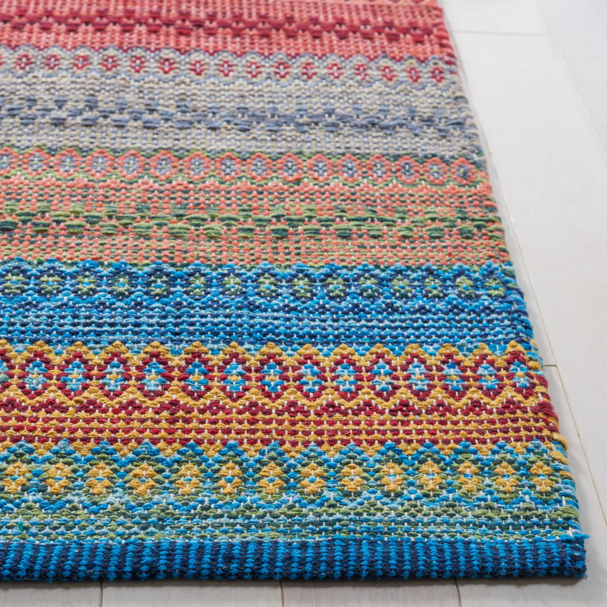 Safavieh Kilim 4'-0" x 6'-0" Rug in Blue / Red