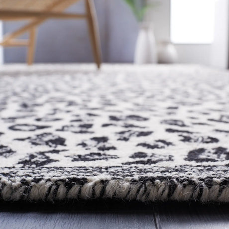 Safavieh Metro 4'-0" x 6'-0" Rug in Black / Ivory