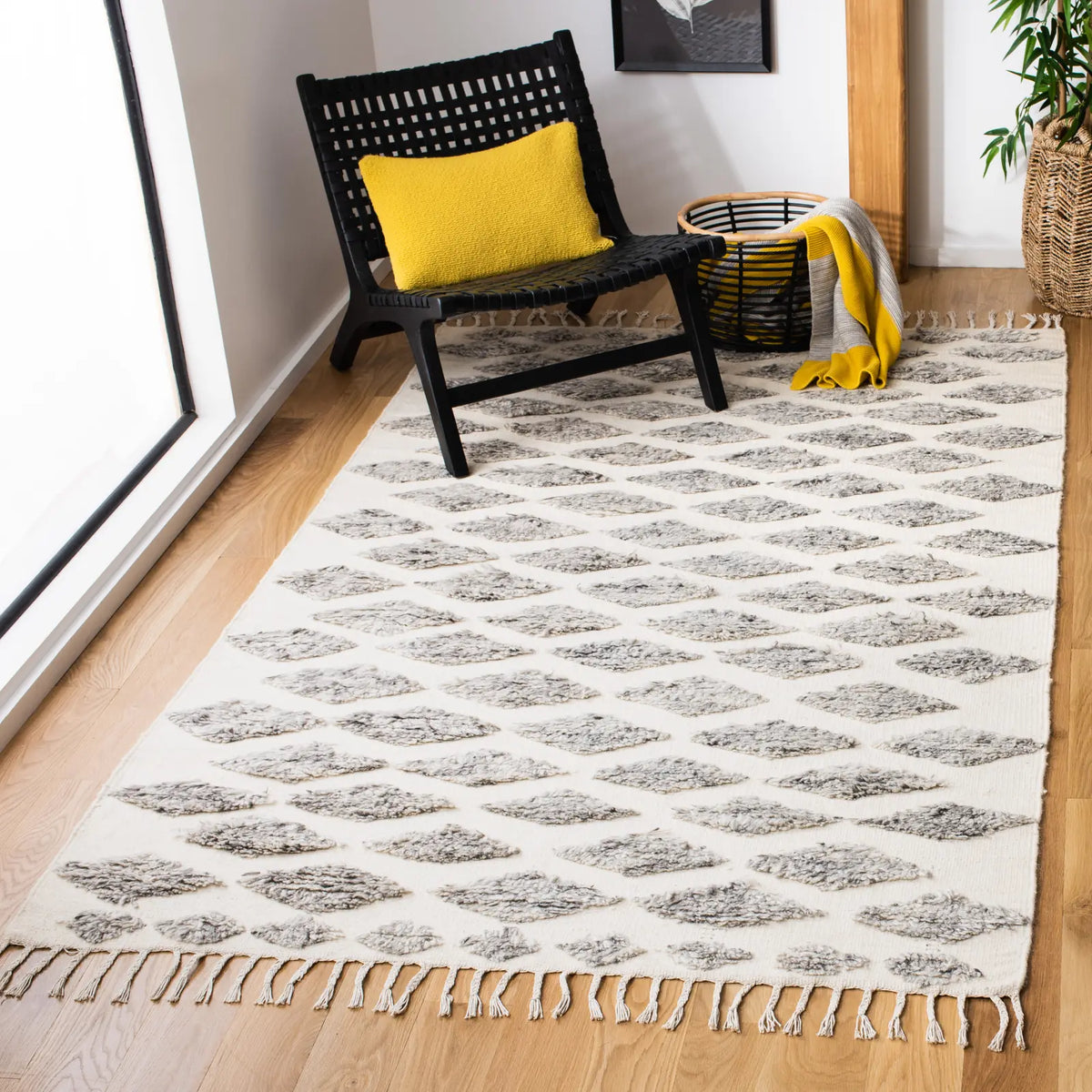 Safavieh Casablanca 5'-0" x 8'-0" Rug in Grey / Beige