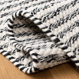 Safavieh Kilim 4'-0" x 6'-0" Rug in Black / Ivory