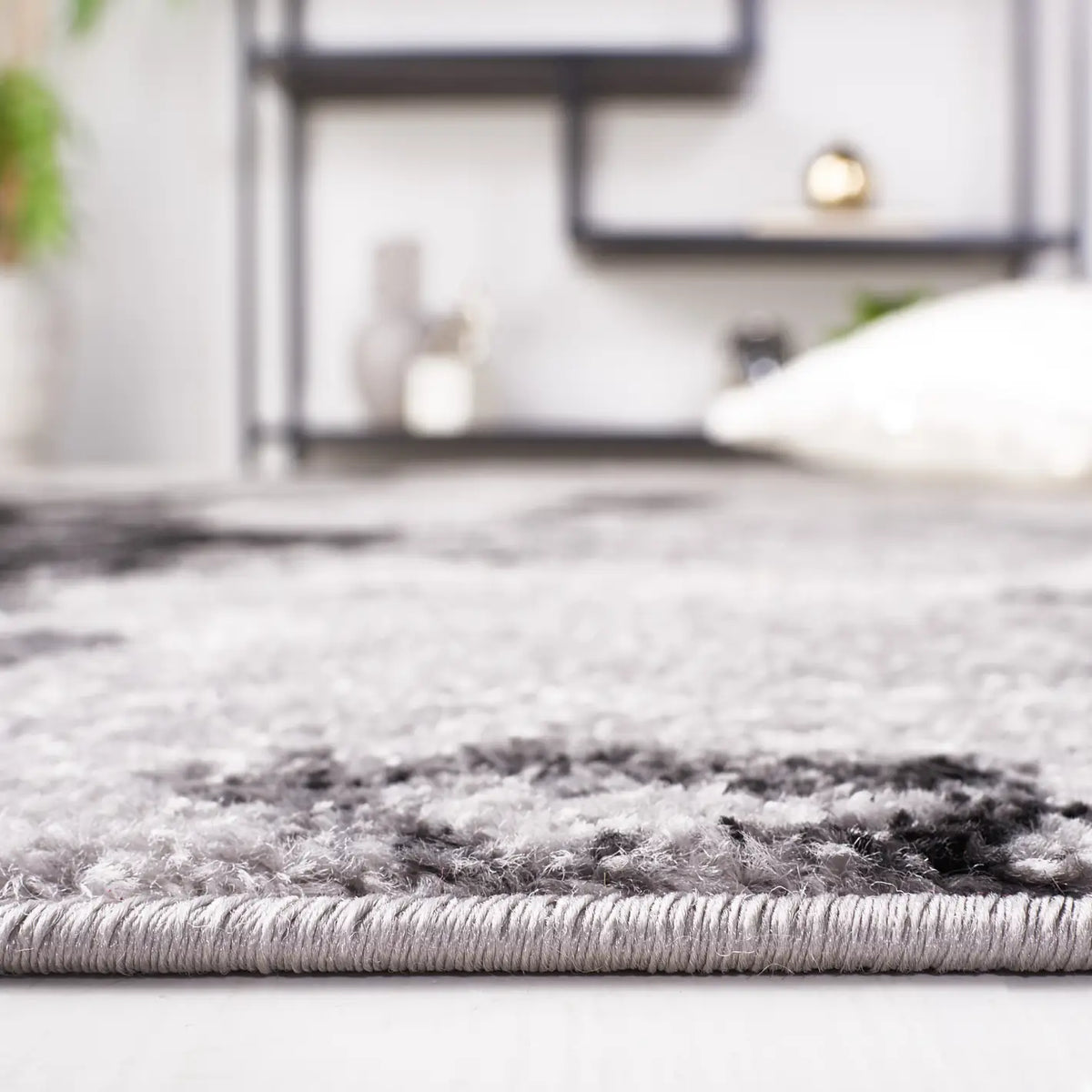 Safavieh Adirondack 4'-0" x 6'-0" Rug in Grey / Black