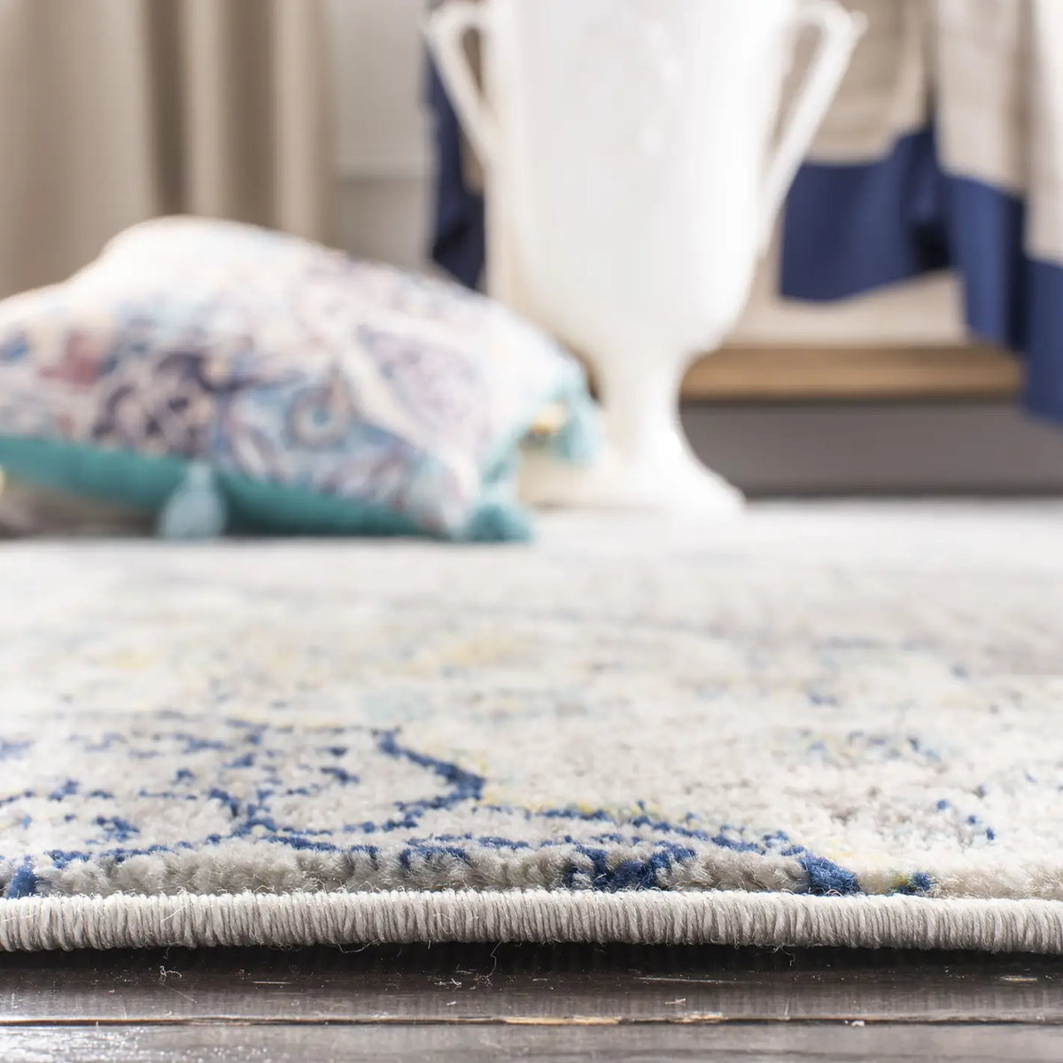 Safavieh Madison 4'-0" x 6'-0" Rug in Light Grey / Blue