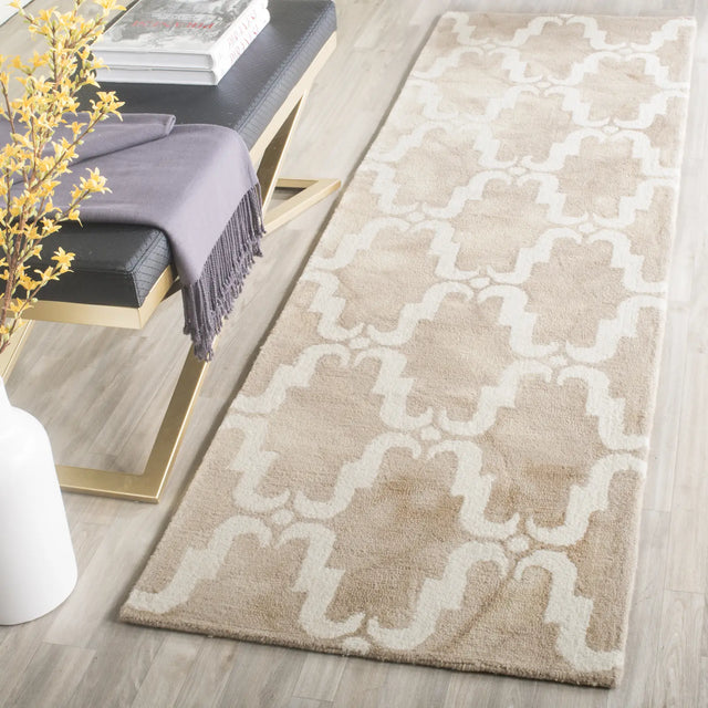 Safavieh Dip Dye 2'-3" x 8'-0" Rug in Beige / Ivory