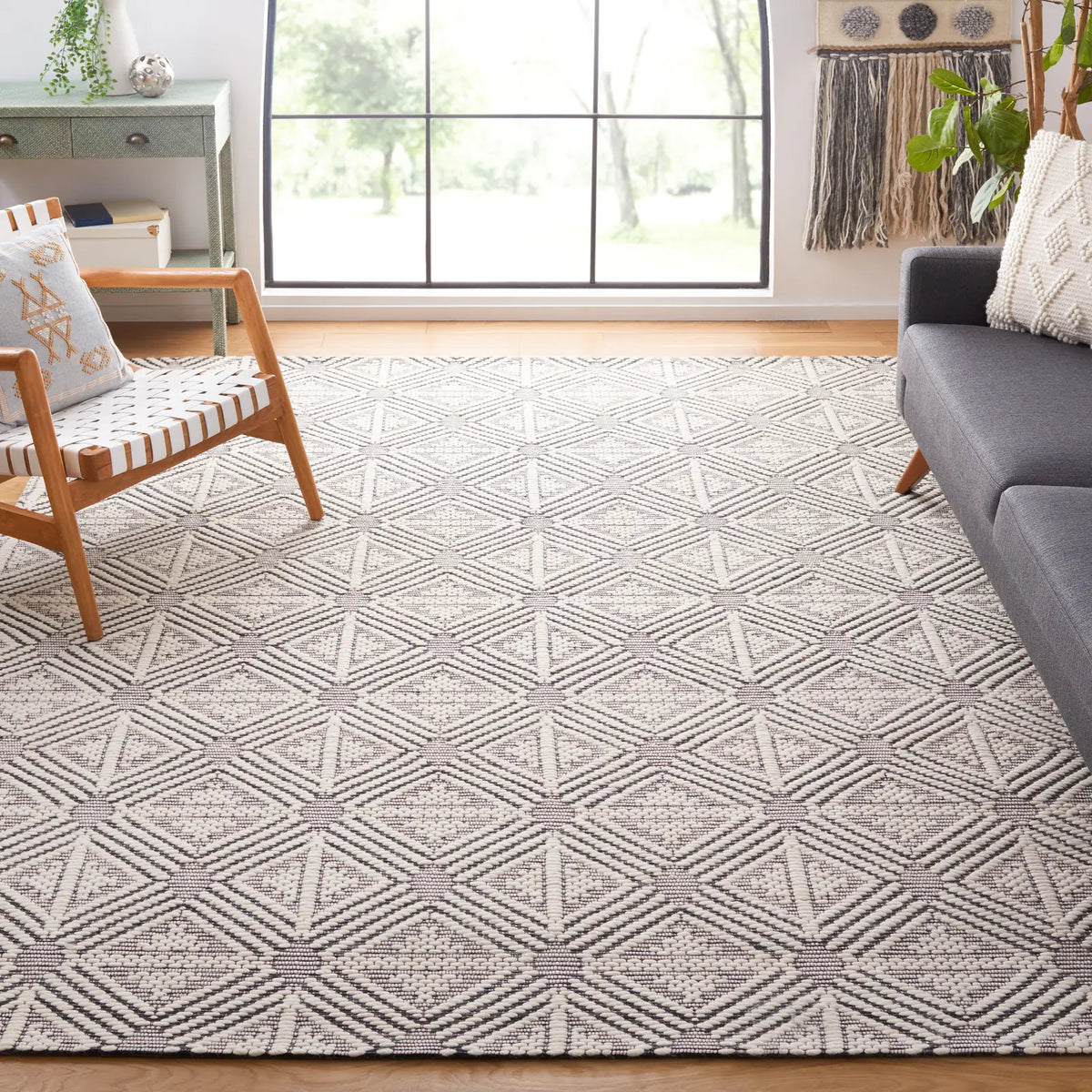 Safavieh Marbella 6'-0" x 9'-0" Rug in Ivory / Black