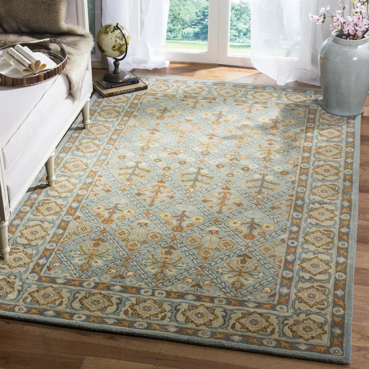 Safavieh Heritage 4'-0" x 6'-0" Rug in Cream / Blue