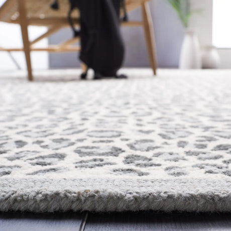 Safavieh Metro 4'-0" x 6'-0" Rug in Grey / Ivory