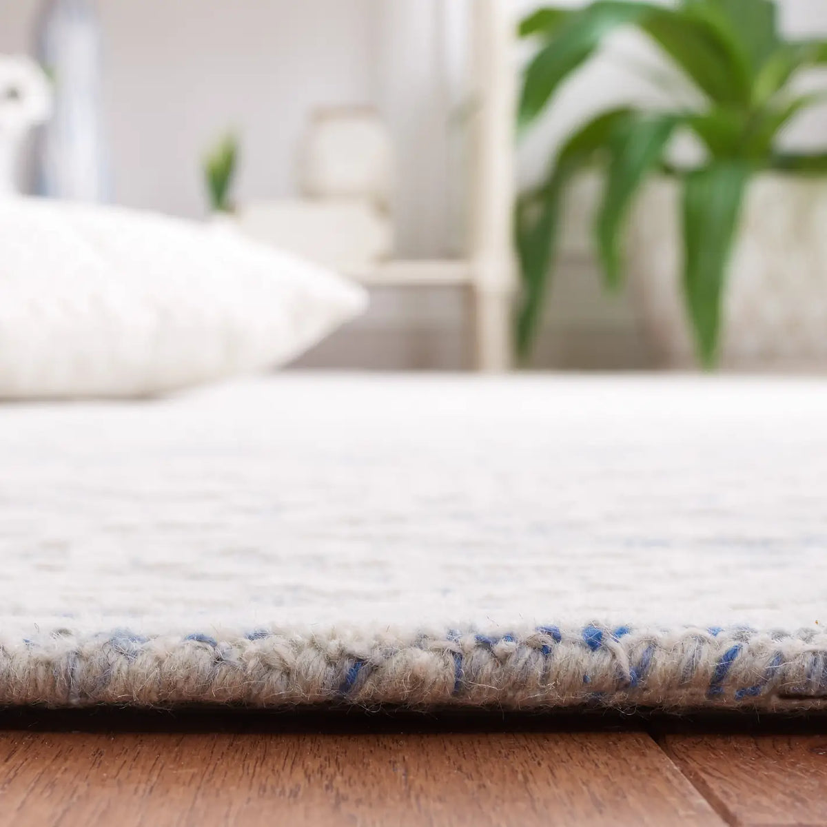 Safavieh Metro 4'-0" x 6'-0" Rug in Blue / Ivory