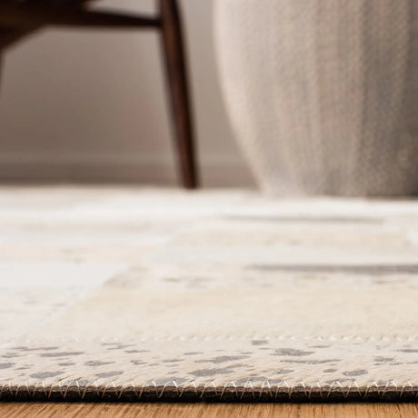 Safavieh Studio Leather 4'-0" x 6'-0" Rug in Ivory / Silver
