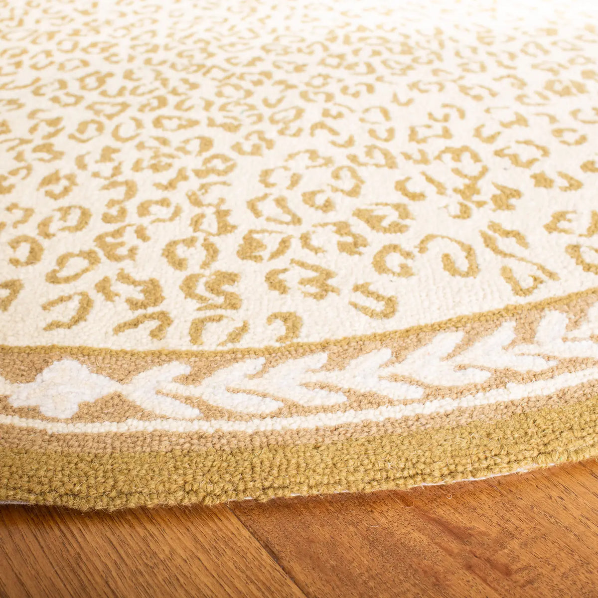 Safavieh Chelsea 5'-6" x 5'-6" Rug in Ivory
