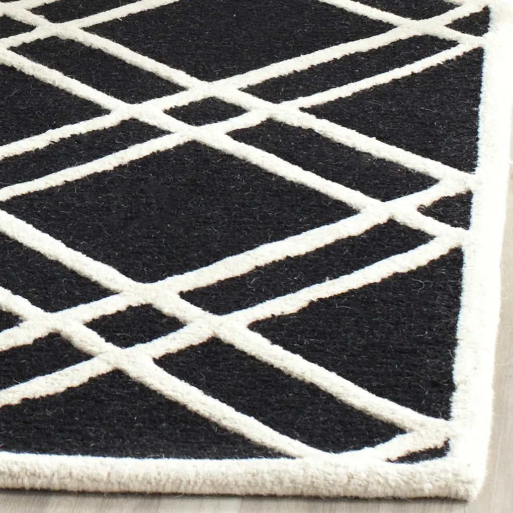 Safavieh Cambridge 4'-0" x 6'-0" Rug in Black / Ivory