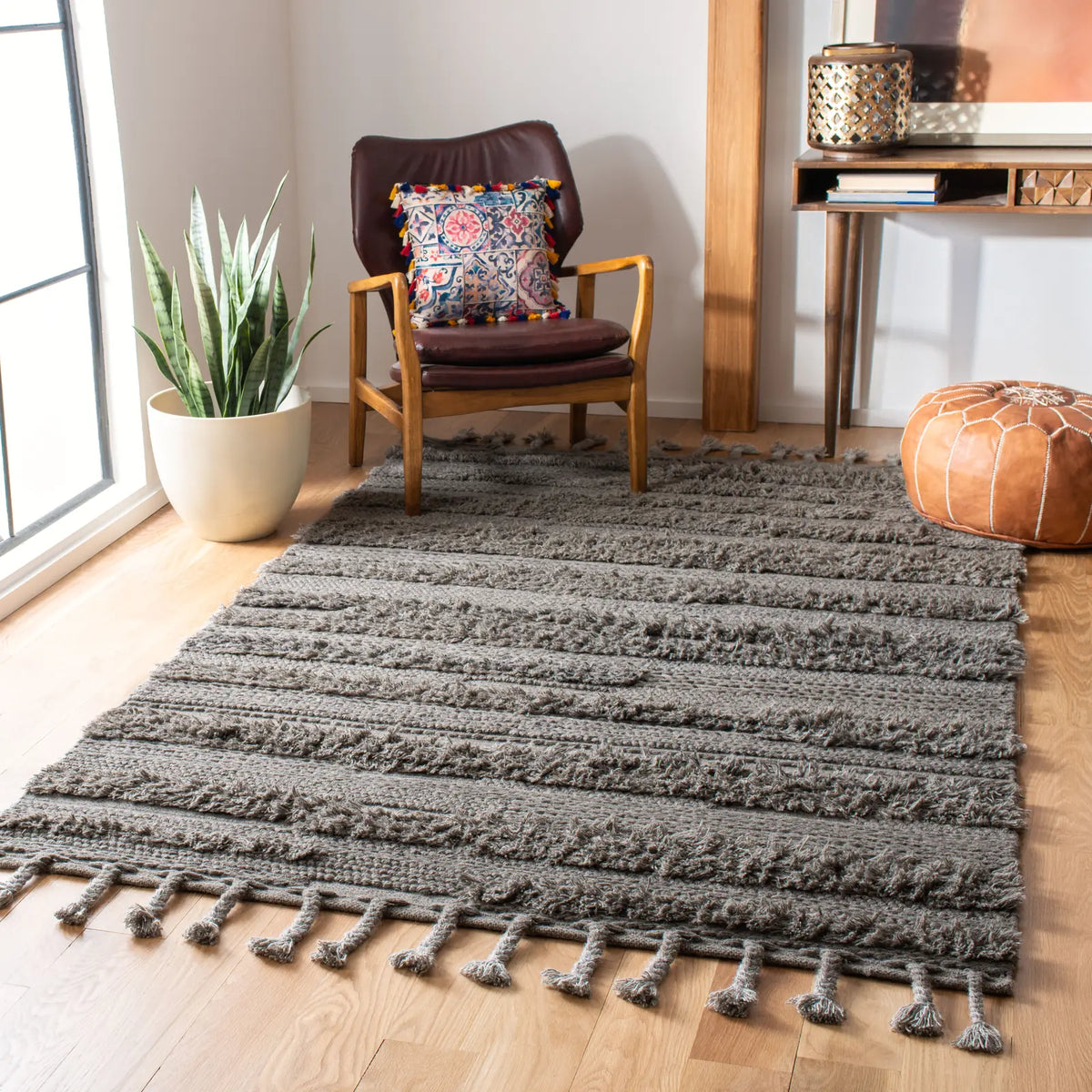 Safavieh Casablanca 4'-0" x 6'-0" Rug in Silver