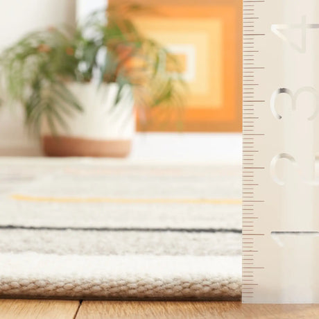 Safavieh Kilim 4'-0" x 6'-0" Rug in Ivory / Grey