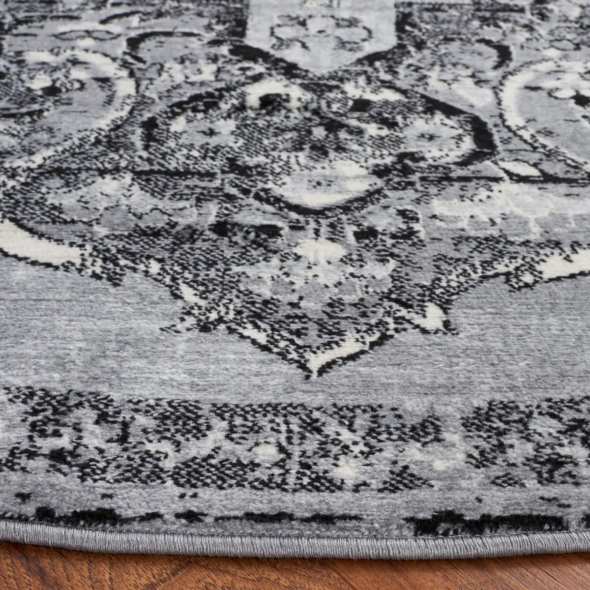 Safavieh Brentwood 6'-7" x 6'-7" Rug in Silver / Black