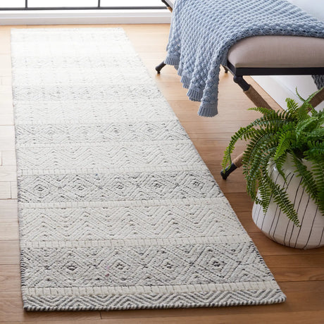 Safavieh Martha Stewart 2'-3" x 9'-0" Rug in Ivory / Grey
