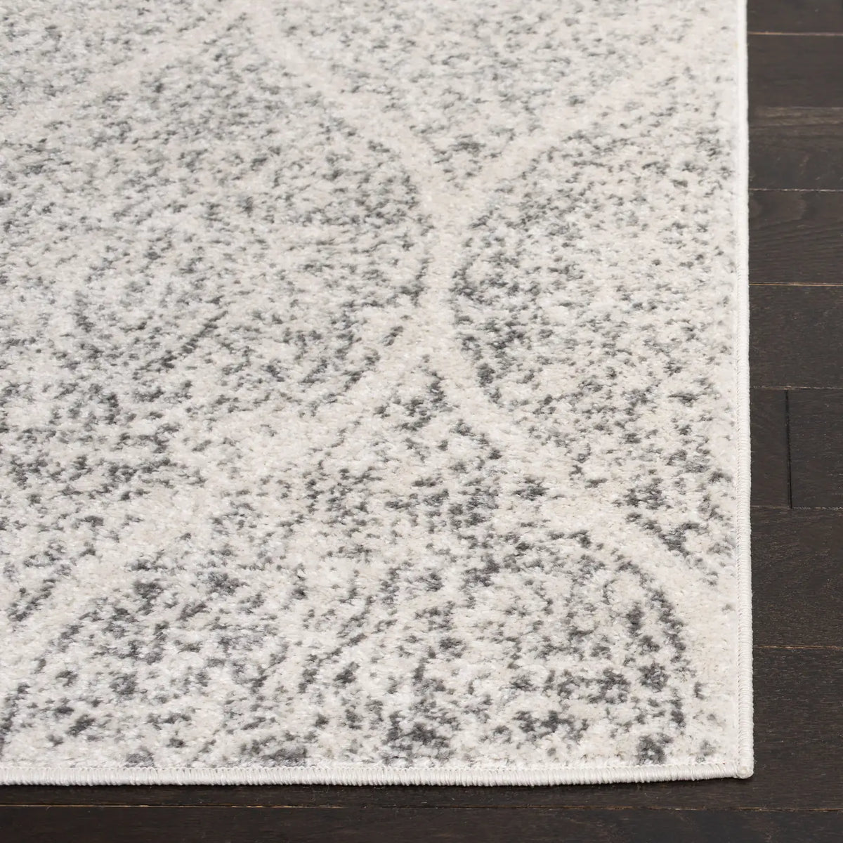 Safavieh Madison 4'-0" x 6'-0" Rug in Ivory / Silver