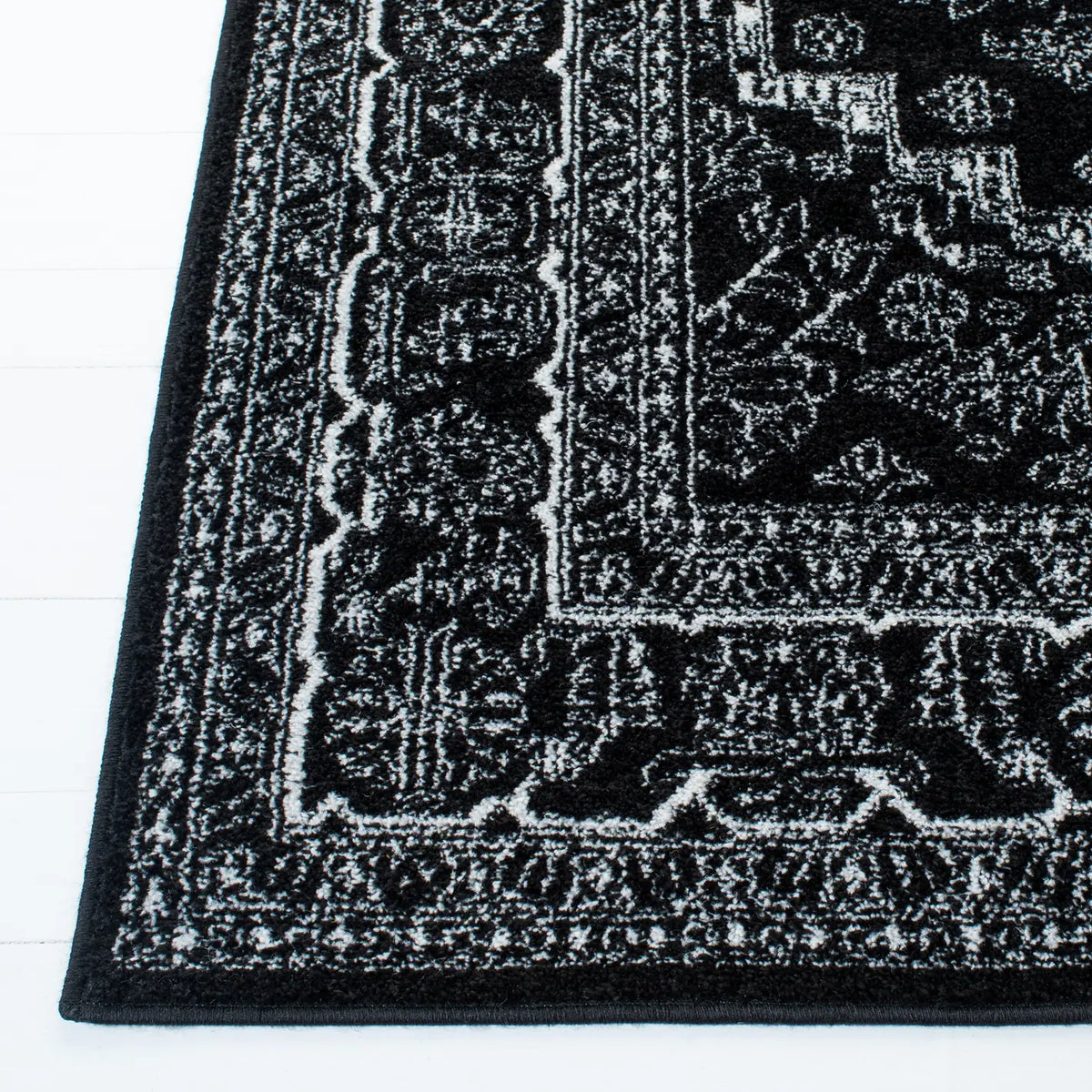 Safavieh Adirondack 4'-0" x 6'-0" Rug in Black / Ivory