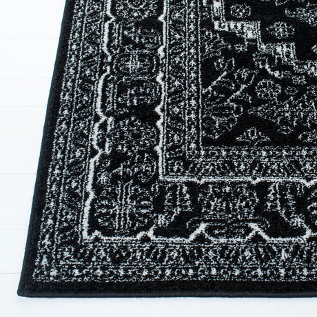 Safavieh Adirondack 4'-0" x 6'-0" Rug in Black / Ivory