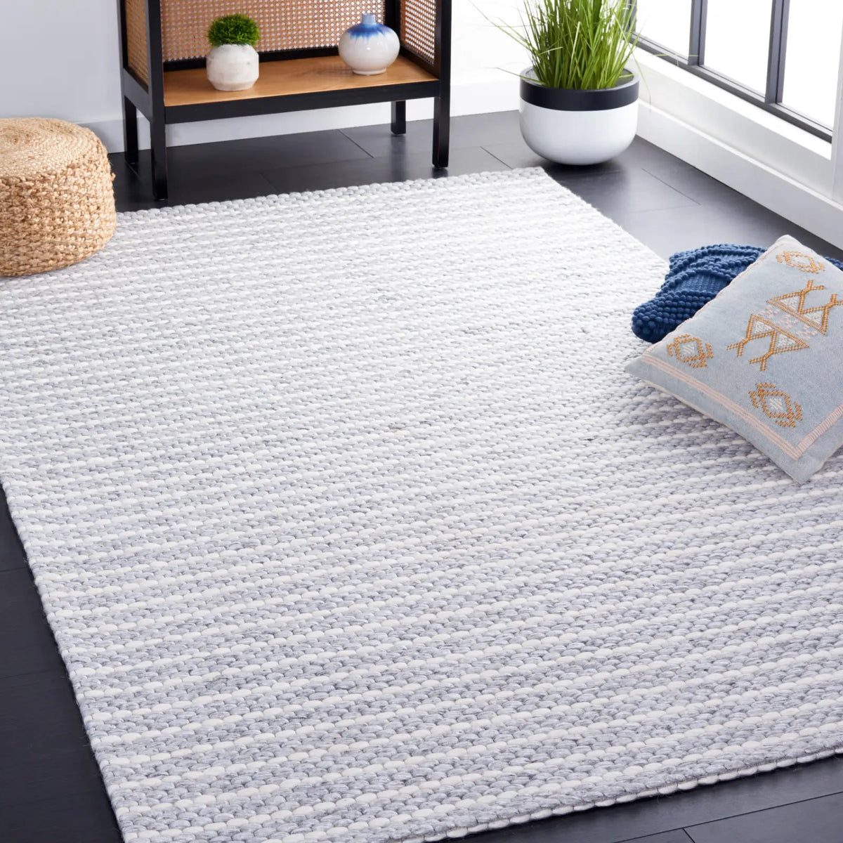 Safavieh Marbella 4'-0" x 6'-0" Rug in Grey / Ivory
