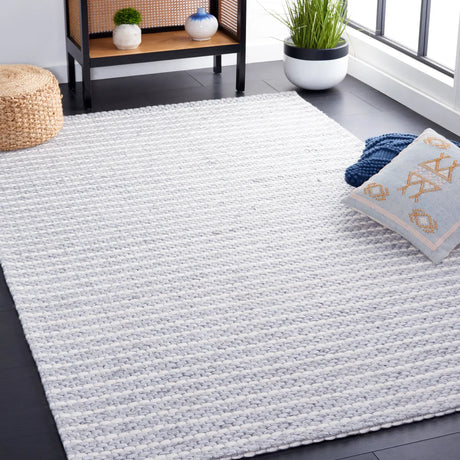 Safavieh Marbella 4'-0" x 6'-0" Rug in Grey / Ivory